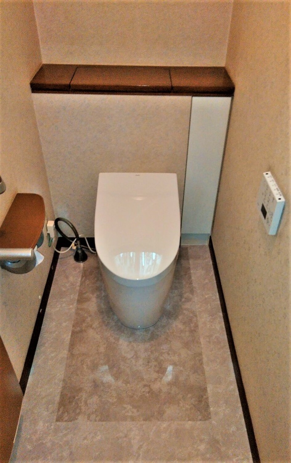 セラミック床材の採用で、衛生的でお掃除がラクになったトイレ
