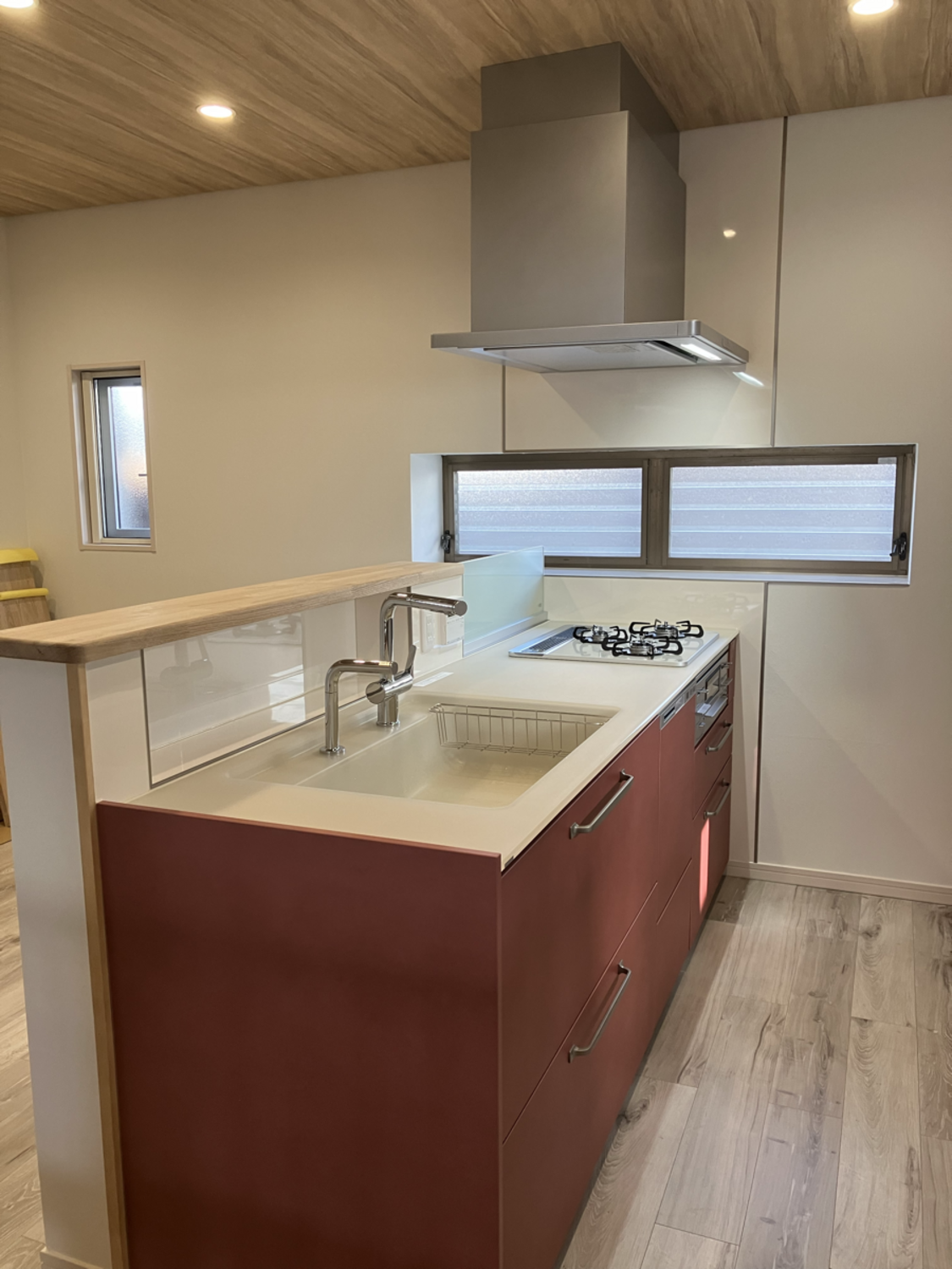 夢の対面式！家族をつなぐ茜色の対面型キッチンリフォーム。